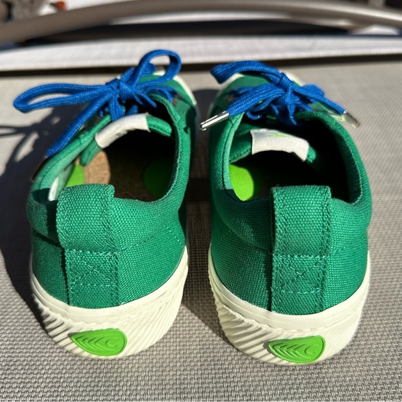 Cariuma green canvas sneakers in a size 6. Added blue laces. Great condition! - Picture 3 of 9